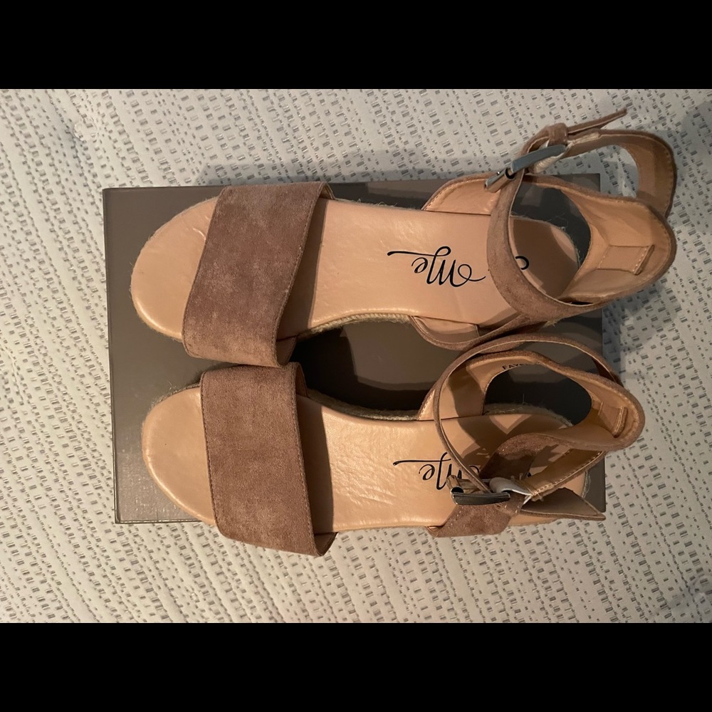 DSW Platform Suede Sandals Size 9